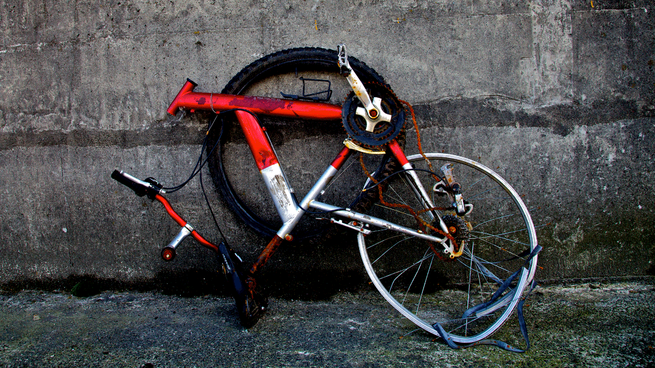 Великий разбить. Поломанный велосипед. Ржавый велосипед. Разбитый велосипед. Велосипед сломался.